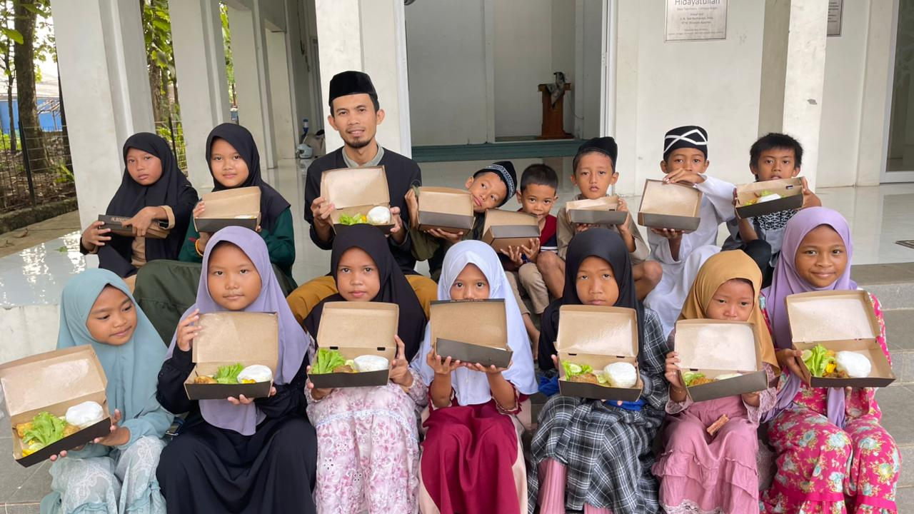 Berbagi makanan bersama Albogstore
